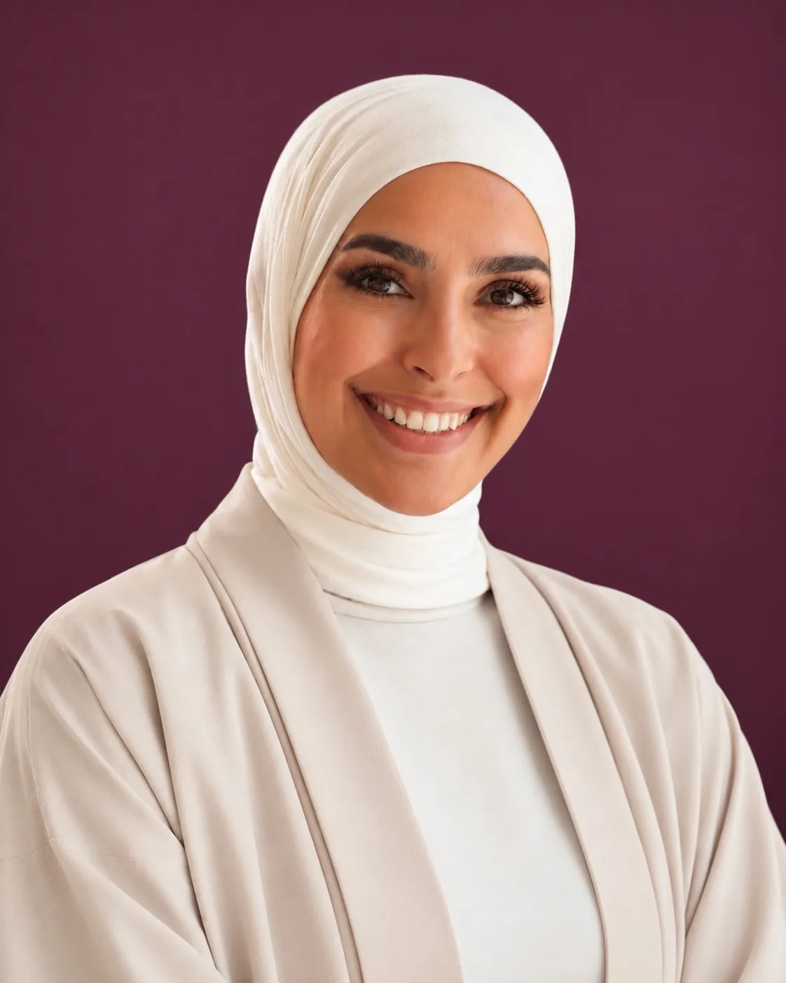 Meryem Erkan, Paarberaterin, lächelnd vor bordeauxfarbenem Hintergrund